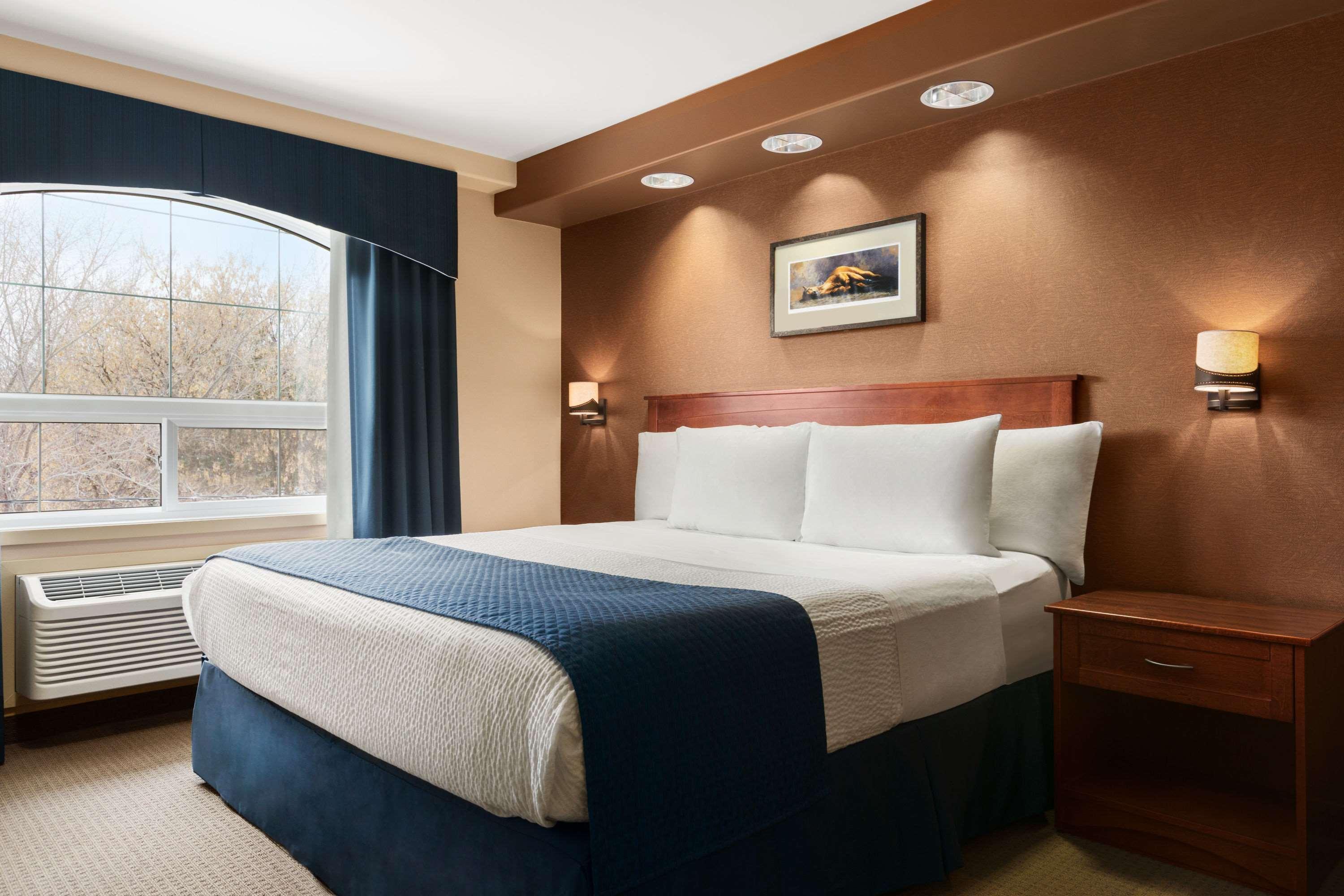 Days Inn & Suites By Wyndham Брандон Экстерьер фото