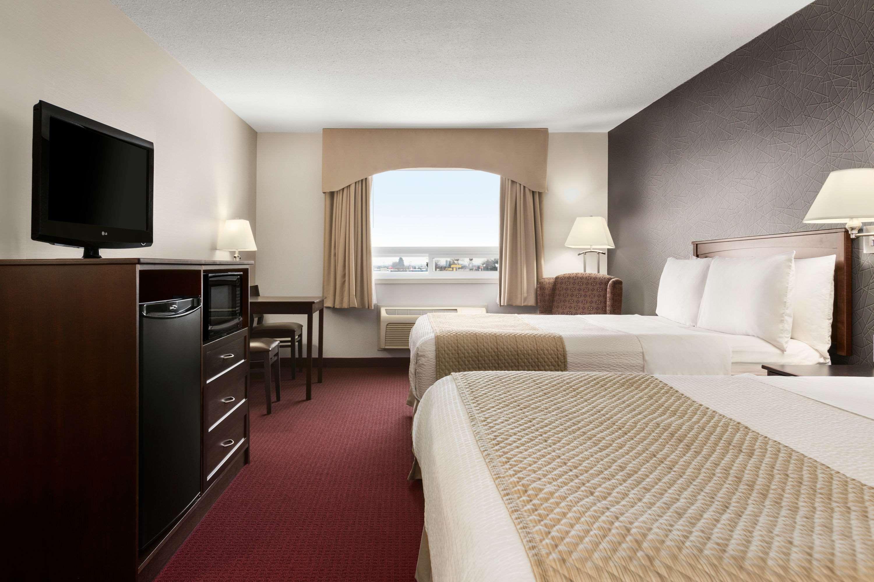 Days Inn & Suites By Wyndham Брандон Экстерьер фото