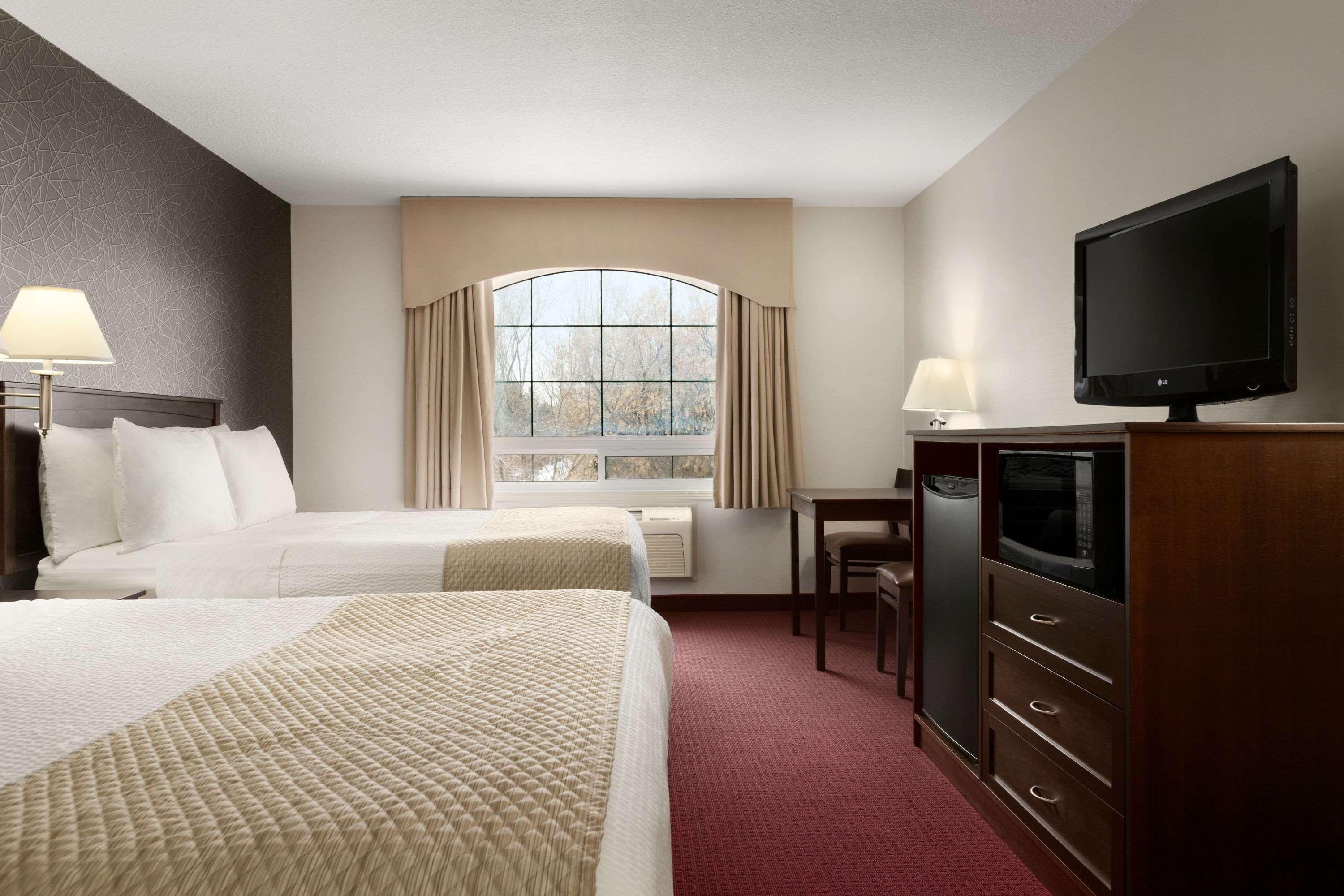 Days Inn & Suites By Wyndham Брандон Экстерьер фото