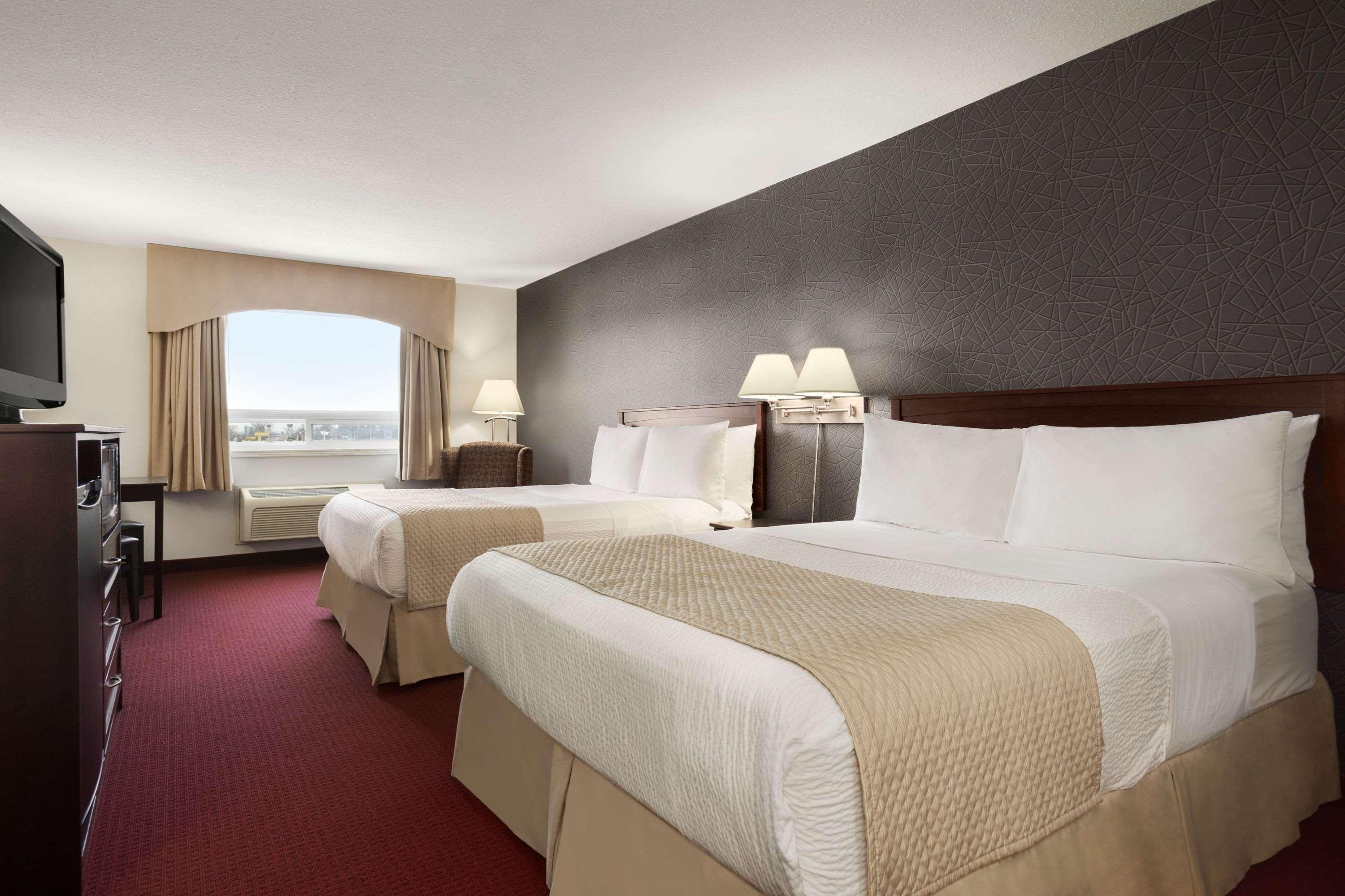 Days Inn & Suites By Wyndham Брандон Экстерьер фото