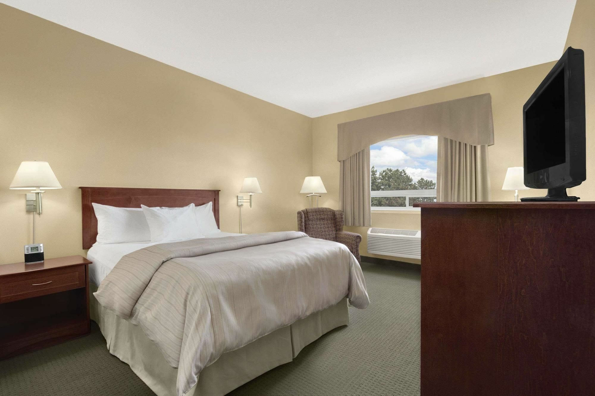 Days Inn & Suites By Wyndham Брандон Экстерьер фото