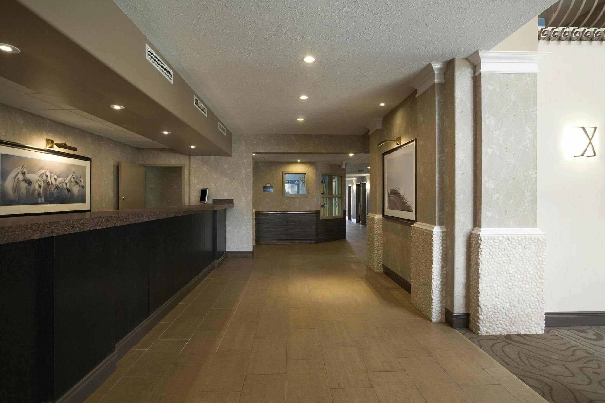 Days Inn & Suites By Wyndham Брандон Экстерьер фото