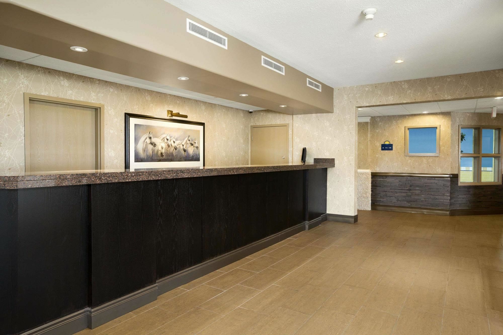 Days Inn & Suites By Wyndham Брандон Экстерьер фото