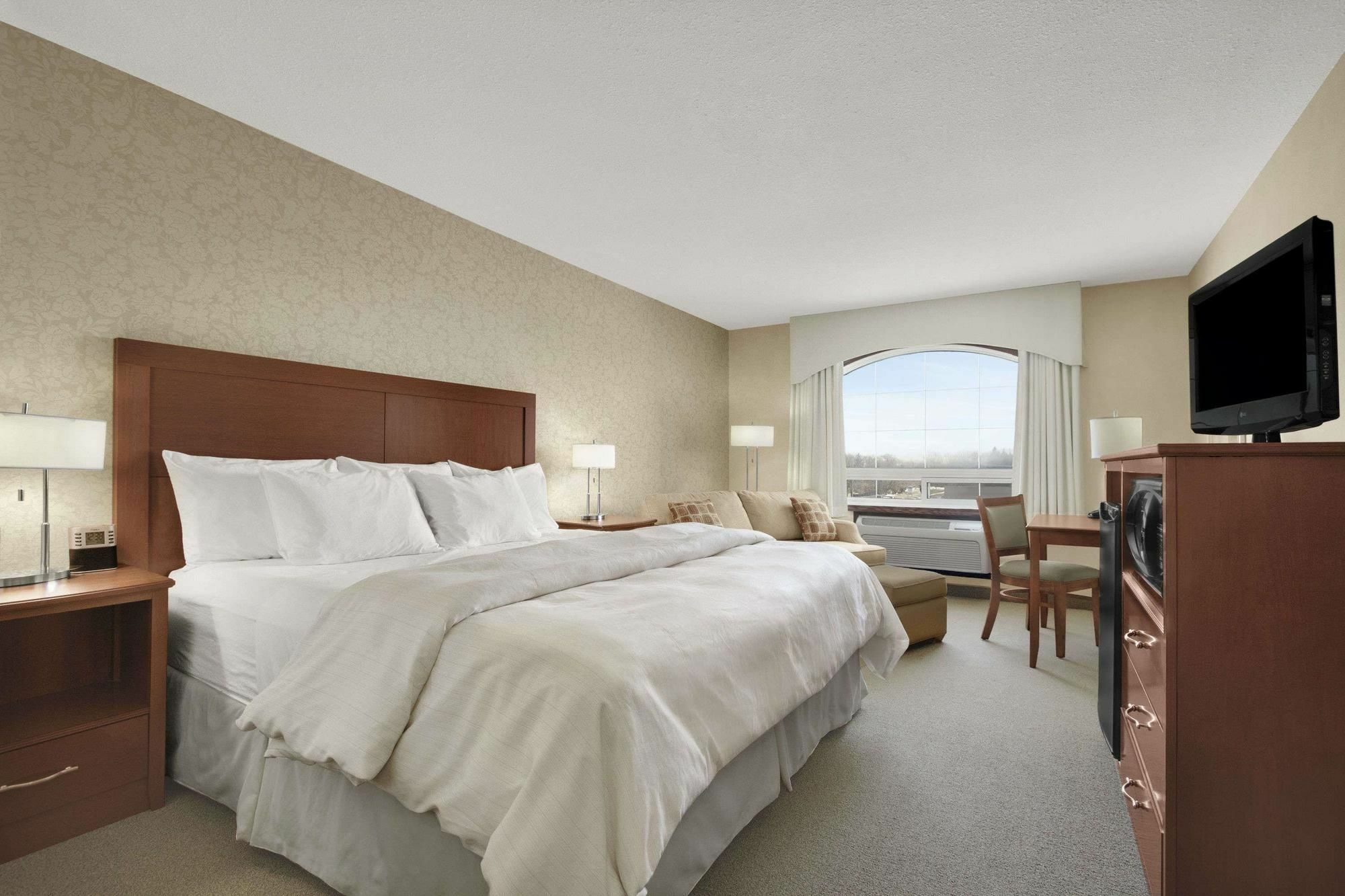 Days Inn & Suites By Wyndham Брандон Экстерьер фото