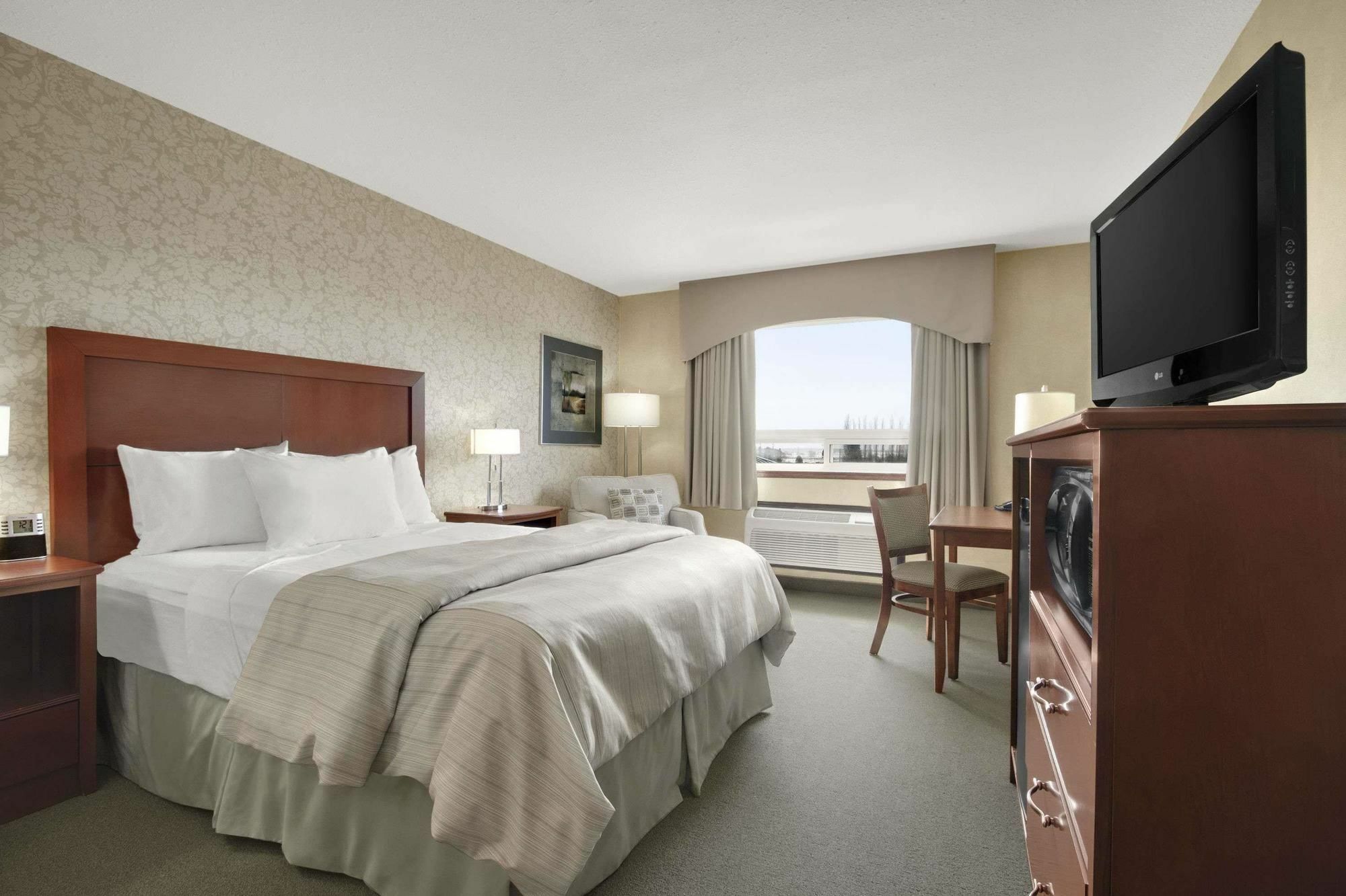 Days Inn & Suites By Wyndham Брандон Номер фото