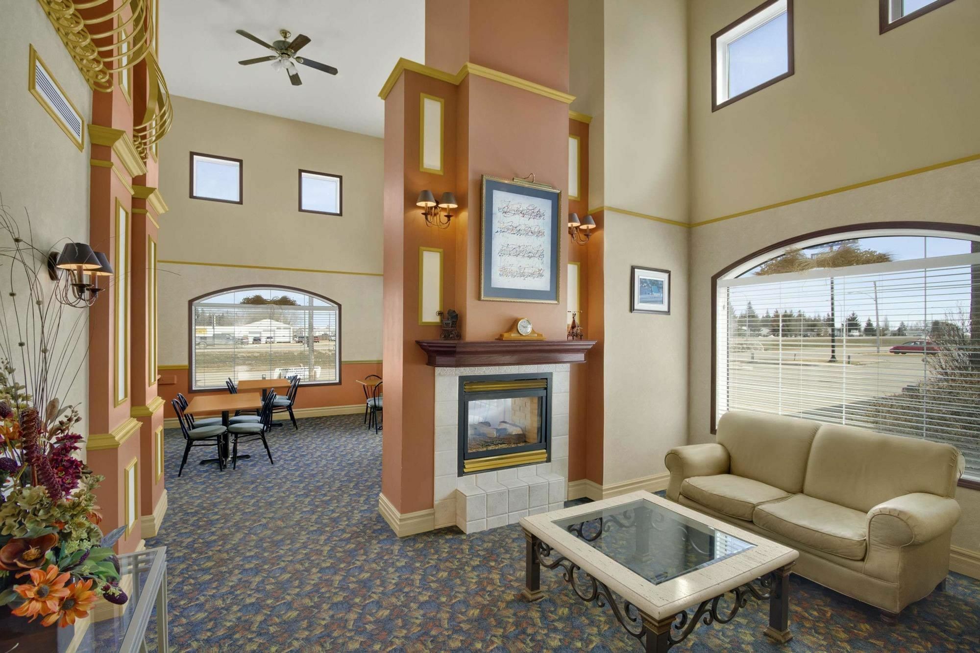 Days Inn & Suites By Wyndham Брандон Экстерьер фото